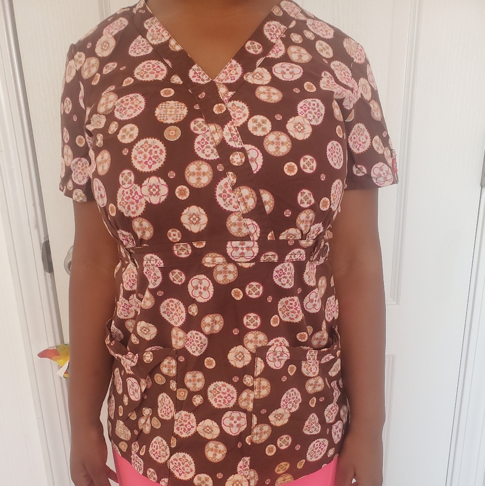 Women nursing srub top